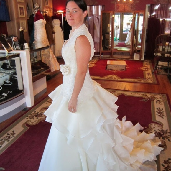 Ivory Silk and Lace Bridal Gown/Wedding Dress - Picture 4 of 6